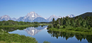 宁静湖畔的壮丽山景