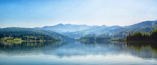 宁静山水湖景风光图