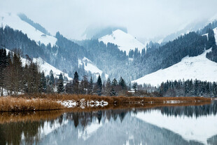 雪山湖泊的静谧冬日景象