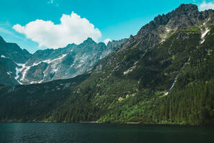 高山湖泊美景
