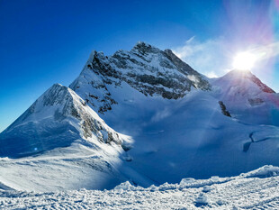 雪山日出美景
