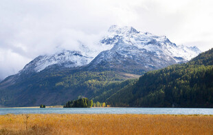 湖畔雪山壮丽秋日风光