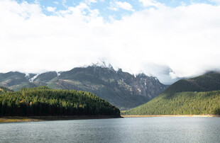 山水相依的秀丽湖景