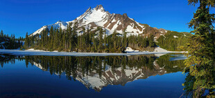 雪山倒映在宁静湖水中