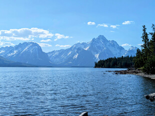 宁静湖畔的壮丽雪山景观