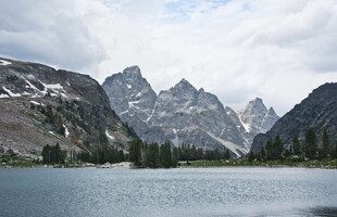 高山湖泊壮丽自然景观