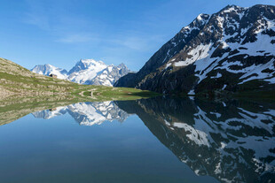 高山湖泊美景倒影如画