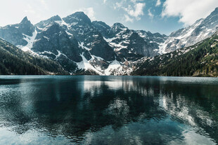 高山湖泊的绝美自然景观