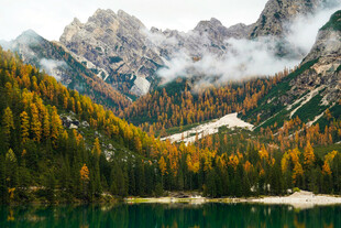 山间湖景