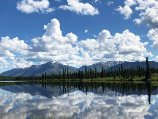 湖光山色蓝天白云美景