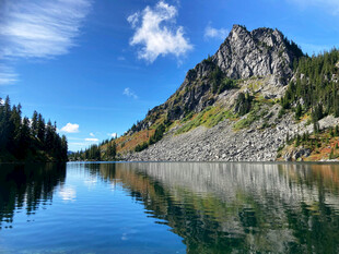 高山湖泊美景