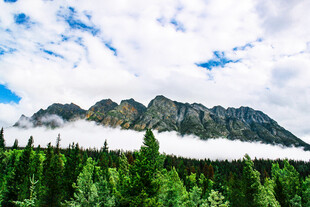 山林间云雾缭绕的巍峨山峦