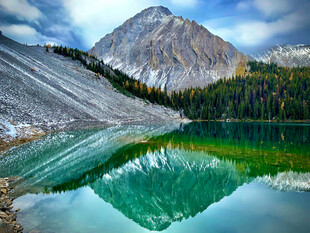 高山碧湖绝美自然景观