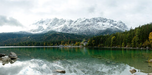 湖畔雪山美景