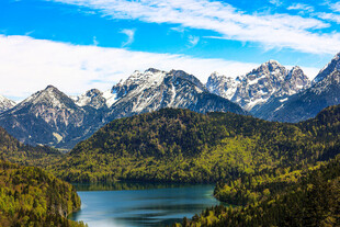 高山湖泊美景