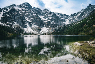 高山湖泊美景如画