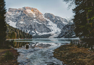山间湖泊雪景壮丽风光