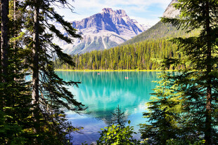 湖畔山林中的绝美湖景
