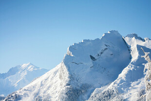 巍峨雪山壮丽景致
