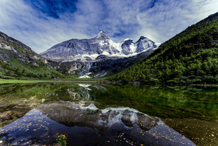 高山湖泊美景
