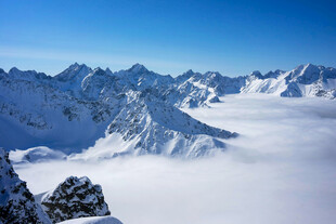 雪山云海壮丽景观