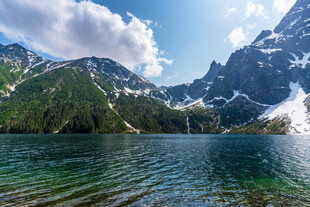 高山湖泊美景