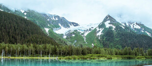 雪山下的碧绿湖畔风光