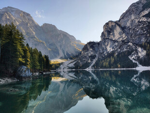 山间静谧湖景
