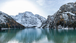 雪山环抱的静谧碧绿湖泊