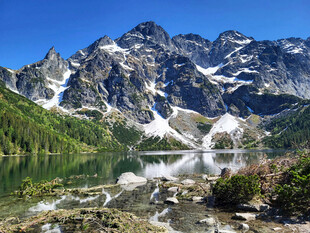 高山湖泊美景