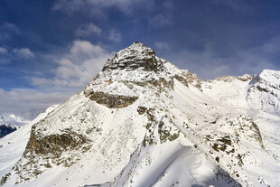 巍峨雪山壮丽景致
