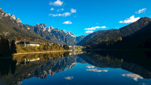 宁静山水间的绝美湖景
