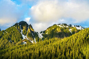 青山翠林间的壮丽山景