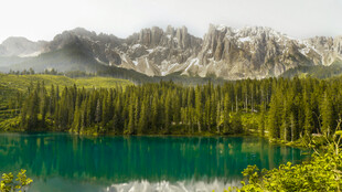 高山下的翠绿湖泊美景