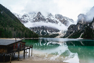 山间湖畔静谧小屋美景