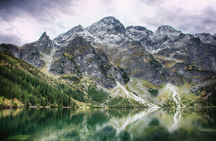 高山湖泊美景