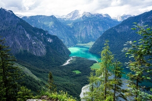 高山间的碧绿湖泊美景