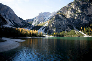 山间静谧湖景