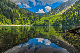 山间静谧湖景