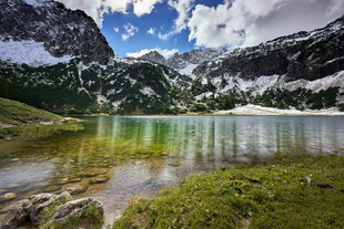 高山湖畔美景