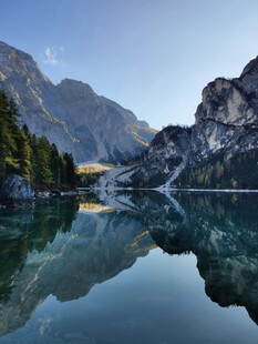 宁静山水倒影美景