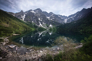 高山湖泊美景