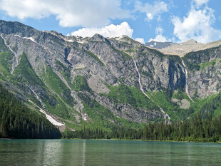 高山湖畔美景