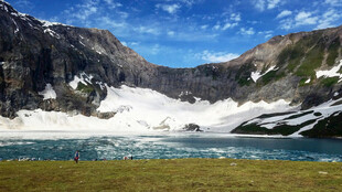 高山湖泊壮丽自然景观