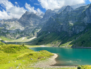 高山湖畔美景