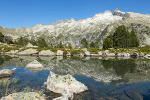 高山湖泊美景
