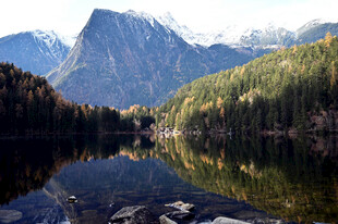 宁静山水间的自然美景