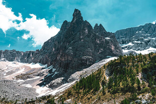 巍峨雪山与葱郁山林美景