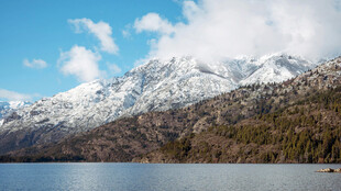 雪山下的静谧湖泊