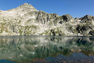 高山湖泊美景